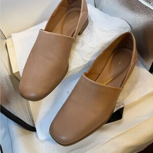 CLARKES LEATHER SLIP ONS. SUPPORT AND COMFORT!. WOMENS SZ 9. BRAND NEW.